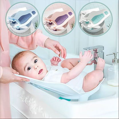 bebe  est installe dans une siege de bain bebe