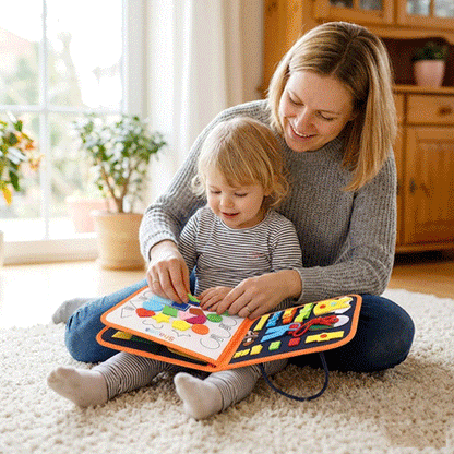 bébe avec son Tableau d'activités Montessori orange éveil bébé 