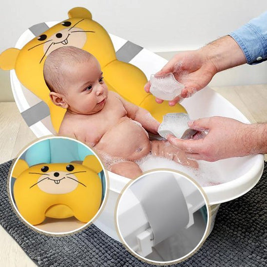 bebe installe sur son siege de bain bebe