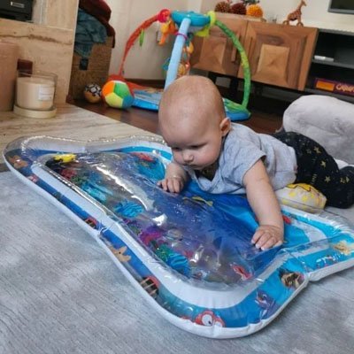 Détail du tapis d'eau avec jouets flottants
