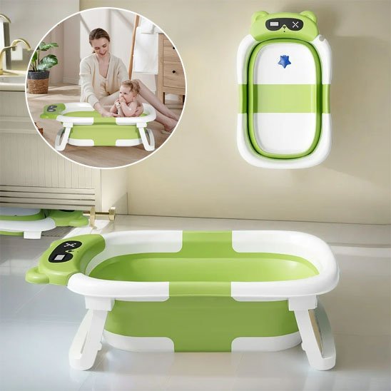 la maman nettoie le bebe dans le-baignoir bebe