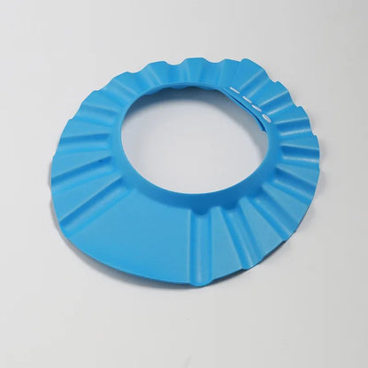 prenant un bain, coiffe d'un bonnet de douche
