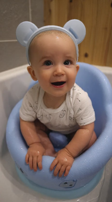 bébé assis dans le siege de bain bebe