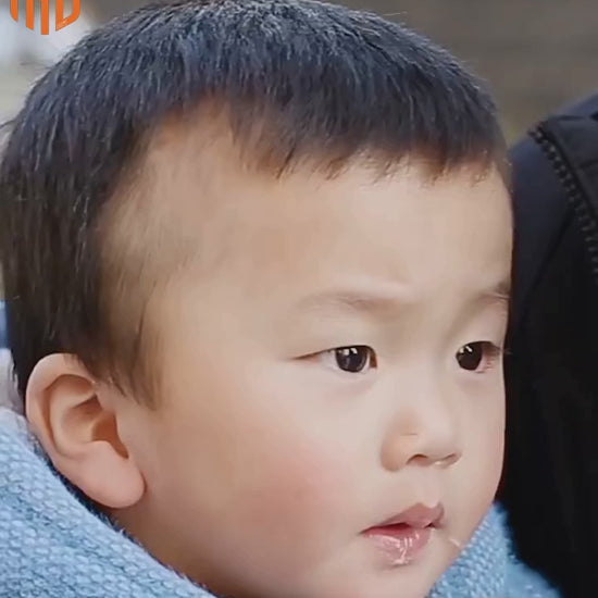 bebe prend  la soupe avec son biberon