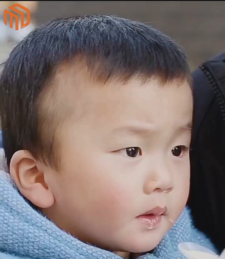 bebe prend  la soupe avec son biberon