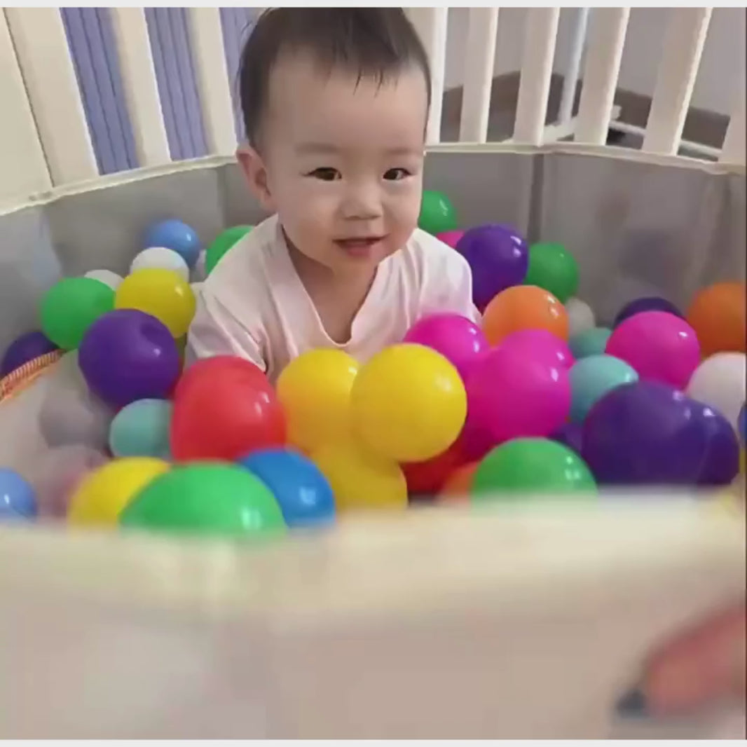  bebe avec balles colorées tres cotant pour piscine à balles bébé