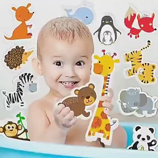 Enfant jouant figurines bain colorées sécurisées