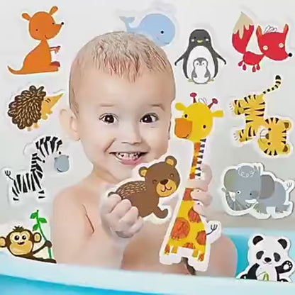 Enfant jouant figurines bain colorées sécurisées
