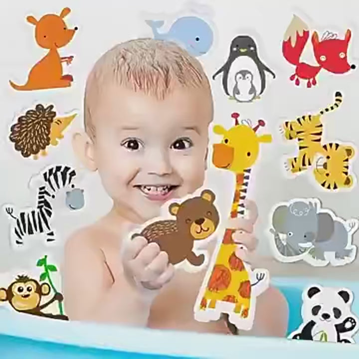 Enfant jouant figurines bain colorées sécurisées