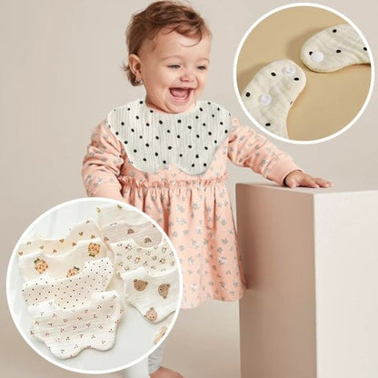 sourire de bebe avec son bavoir