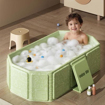 Un nourrisson s'amuse dans la baignoire-bebe