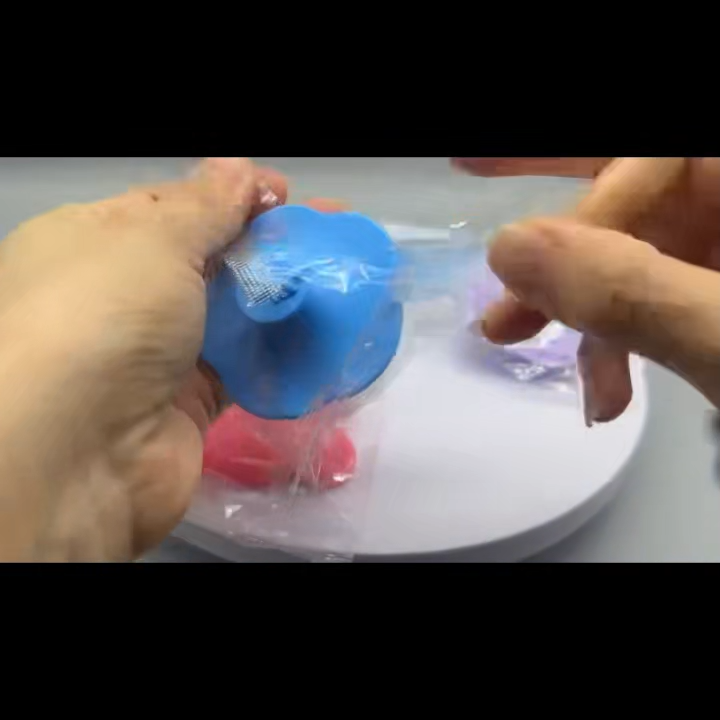 Peigne bébé forme ourson bleu doux
